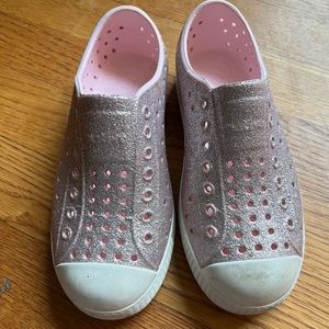 Pink Glitter Native Jefferson size 13 kids